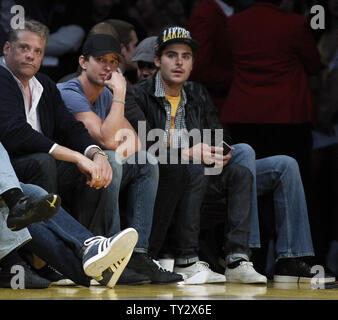 Attore Zac Efron indossa un cappello Laker mentre i Los Angeles Lakers giocare contro il Denver Nuggets durante la seconda metà del gioco 7 della Western Conference playoff a Staples Center a Los Angeles il 12 maggio 2012. I Lakers ha vinto 96-87. UPI/Alex Gallardo Foto Stock