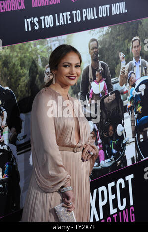 L'attrice e cantante Jennifer Lopez, un membro del cast in motion picture commedia romantica 'Cosa aspettarsi quando stai aspettando', assiste la premiere del film in corrispondenza di Grauman's Chinese Theater nella sezione di Hollywood di Los Angeles il 14 maggio 2012. UPI/Jim Ruymen Foto Stock