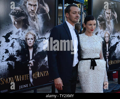 Direttore di Rupert Sanders assiste una proiezione del suo nuovo motion picture fantasy 'Sora il bianco e la Huntsman', con sua moglie Liberty Ross, che ritrae il bianco neve della madre nel film, al Village Theater di Westwood sezione di Los Angeles il 29 maggio 2012. UPI/Jim Ruymen Foto Stock