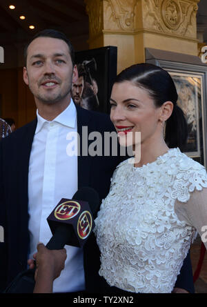 Direttore di Rupert Sanders assiste una proiezione del suo nuovo motion picture fantasy 'Sora il bianco e la Huntsman', con sua moglie Liberty Ross, che ritrae il bianco neve della madre nel film, al Village Theater di Westwood sezione di Los Angeles il 29 maggio 2012. UPI/Jim Ruymen Foto Stock