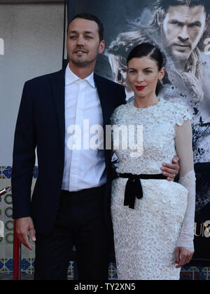 Direttore di Rupert Sanders assiste una proiezione del suo nuovo motion picture fantasy 'Sora il bianco e la Huntsman', con sua moglie Liberty Ross, che ritrae il bianco neve della madre nel film, al Village Theater di Westwood sezione di Los Angeles il 29 maggio 2012. UPI/Jim Ruymen Foto Stock