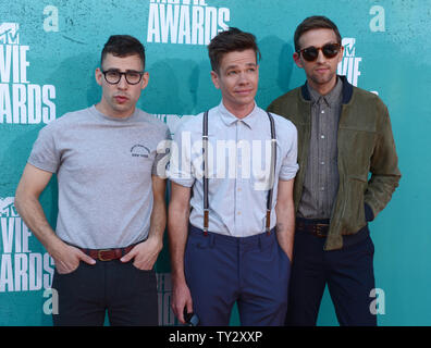 (L-R) musicisti Jack Antonoff, Nate Ruess e Andrew possiedi di divertimento arriva a MTV Movie Awards al Amphitheatre di Gibson in città universale, California il 3 giugno 2012. UPI/Jim Ruymen Foto Stock