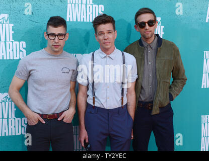 (L-R) musicisti Jack Antonoff, Nate Ruess e Andrew possiedi di divertimento arriva a MTV Movie Awards al Amphitheatre di Gibson in città universale, California il 3 giugno 2012. UPI/Jim Ruymen Foto Stock