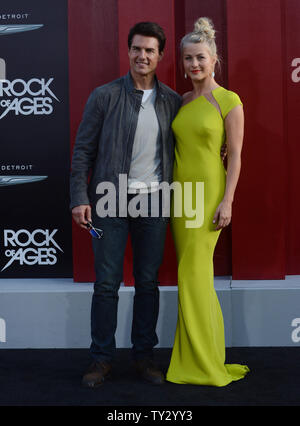 L'attore Tom Cruise che ritrae Stacee Jaxx in motion picture commedia romantica "Rock of Ages', e membro del cast Julianne Hough, assistere alla prima del film in corrispondenza di Grauman's Chinese Theater nella sezione di Hollywood di Los Angeles il 8 giugno 2012. UPI/Jim Ruymen Foto Stock