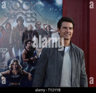 L'attore Tom Cruise che ritrae Stacee Jaxx in motion picture commedia romantica 'Rock di età", arriva per la premiere del film in corrispondenza di Grauman's Chinese Theater nella sezione di Hollywood di Los Angeles il 8 giugno 2012. UPI/Jim Ruymen Foto Stock