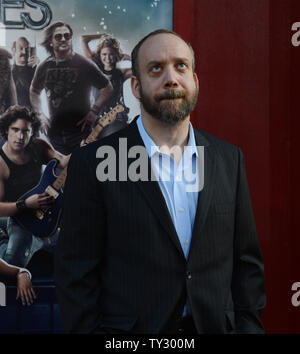 Attore Paul Giamatti, un membro del cast in motion picture commedia romantica 'Rock di età", arriva per la premiere del film in corrispondenza di Grauman's Chinese Theater nella sezione di Hollywood di Los Angeles il 8 giugno 2012. UPI/Jim Ruymen Foto Stock