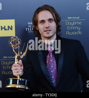 Jonathan Jackson appare dietro le quinte con il miglior attore in un dramma award ha vinto per 'General Hospital', al trentanovesimo Giorno annuale Emmy Awards di Beverly Hills, la California il 23 giugno 2012. UPI/Jim Ruymen Foto Stock