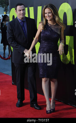 Attore John Travolta, un membro del cast in motion picture giallo-thriller 'Savages', assiste la premiere del film con la moglie, attrice Kelly Preston al Mann Village Theatre di Los Angeles il 25 giugno 2012. UPI/Jim Ruymen Foto Stock