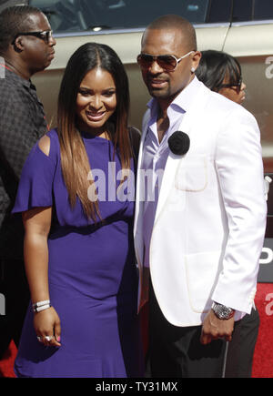 Il comico Mike Epps (R) e gli ospiti arrivano per la scommessa Awards 12 presso lo Shrine Auditorium di Los Angeles il 1 luglio 2012. UPI/Jonathan Alcorn Foto Stock