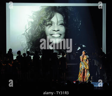 Il cantante Monica esegue un tributo a Whitney Houston durante BET Awards 12, presso lo Shrine Auditorium di Los Angeles il 1 luglio 2012. UPI/Jim Ruymen Foto Stock