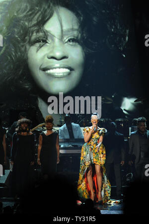 Il cantante Monica esegue un tributo a Whitney Houston durante BET Awards 12, presso lo Shrine Auditorium di Los Angeles il 1 luglio 2012. UPI/Jim Ruymen Foto Stock