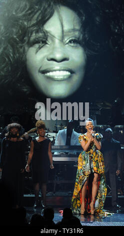 Il cantante Monica esegue un tributo a Whitney Houston durante BET Awards 12, presso lo Shrine Auditorium di Los Angeles il 1 luglio 2012. UPI/Jim Ruymen Foto Stock