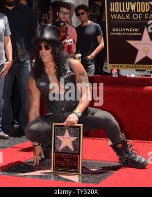 Musicista Slash detiene una placca di replica durante una cerimonia di inaugurazione in onore di lui con la 2,473rd stella sulla Hollywood Walk of Fame a Los Angeles il 10 luglio 2012. UPI/Jim Ruymen Foto Stock