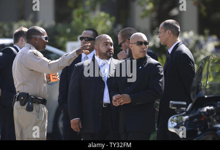 Una presenza di sicurezza è visto a celebrati i funerali di Sage Stallone, figlio dell'attore Sylvester Stallone, a San Martino di Tours chiesa cattolica nella sezione di Brentwood di Los Angeles il 21 luglio 2012. Il 36-anno-vecchio attore, direttore e produttore è stato trovato morto nella sua casa di venerdì scorso. UPI/Fil McCarten Foto Stock