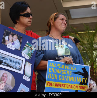 Corie Cline (R) partecipa a una conferenza stampa al di fuori del Attorney General Kamala Harris' ufficio a Los Angeles, la California il 30 luglio 2012, prima della presentazione di una petizione invitavo a indagare sulle forze di polizia di Anaheim negli ultimi officer coinvolti tiri. UPI/Jim Ruymen Foto Stock