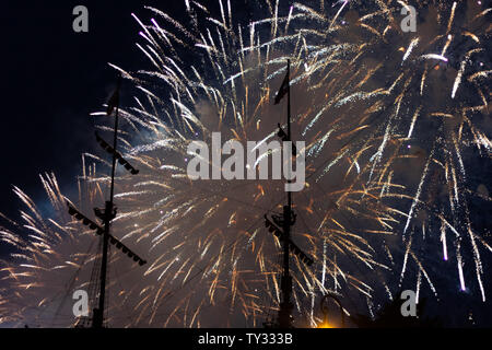 Fuochi d'artificio nave yacht avventura di viaggio Foto Stock
