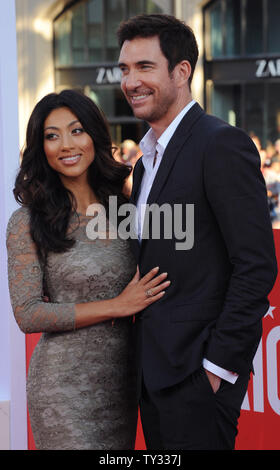 Dylan McDermott, un membro del cast in motion picture commedia "campagna", assiste la premiere del film con l'attrice Shasi pozzetti, a Grauman's Chinese Theater nella sezione di Hollywood di Los Angeles il 2 agosto 2012. UPI/Jim Ruymen Foto Stock