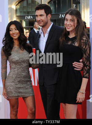 Dylan McDermott, un membro del cast in motion picture commedia "campagna", assiste la premiere del film con l'attrice Shasi pozzetti (L) e sua figlia Coco, a Grauman's Chinese Theater nella sezione di Hollywood di Los Angeles il 2 agosto 2012. UPI/Jim Ruymen Foto Stock