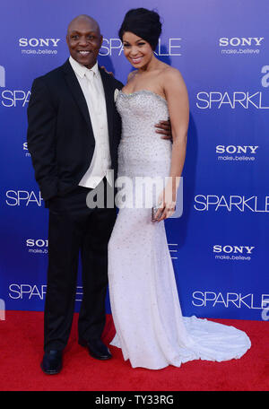 Jordin Sparks (R), un membro del cast in motion picture drama 'Sparkle', assiste la premiere del film con il suo padre Phillippi scintille (L) a Grauman's Chinese Theater nella sezione di Hollywood di Los Angeles il 16 agosto 2012. UPI/Jim Ruymen Foto Stock