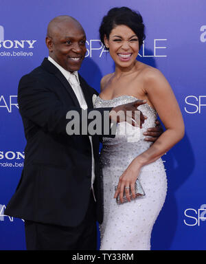 Jordin Sparks (R), un membro del cast in motion picture drama 'Sparkle', assiste la premiere del film con il suo padre Phillippi scintille (L) a Grauman's Chinese Theater nella sezione di Hollywood di Los Angeles il 16 agosto 2012. UPI/Jim Ruymen Foto Stock