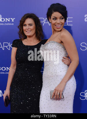 Jordin Sparks (R), un membro del cast in motion picture drama 'Sparkle', assiste la premiere del film con la sua fmother Jodi scintille (L) a Grauman's Chinese Theater nella sezione di Hollywood di Los Angeles il 16 agosto 2012. UPI/Jim Ruymen Foto Stock