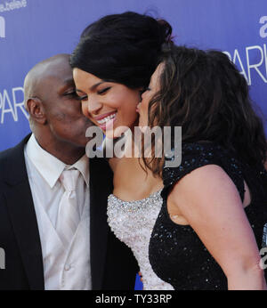 Jordin Sparks (C), un membro del cast in motion picture drama 'Sparkle', assiste la premiere del film con il suo padre Phillippi scintille (L) e madre Jodi scintille (R) a Grauman's Chinese Theater nella sezione di Hollywood di Los Angeles il 16 agosto 2012. UPI/Jim Ruymen Foto Stock