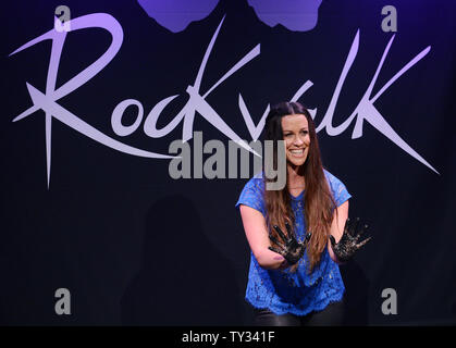 In Canada e in America il cantante-cantautore, chitarrista, record producer e attrice Alanis Morissette mantiene le sue mani dopo la loro immissione in cemento umida durante una cerimonia di induzione lei in Hollywood RockWalk a Los Angeles il 21 agosto 2008. UPI/Jim Ruymen Foto Stock