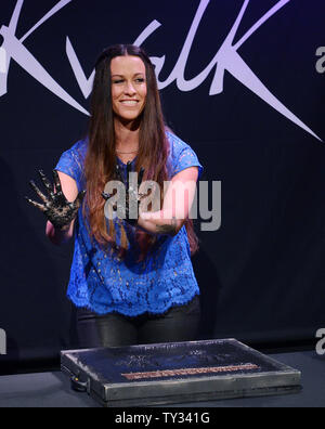 In Canada e in America il cantante-cantautore, chitarrista, record producer e attrice Alanis Morissette mantiene le sue mani dopo la loro immissione in cemento umida durante una cerimonia di induzione lei in Hollywood RockWalk a Los Angeles il 21 agosto 2008. UPI/Jim Ruymen Foto Stock