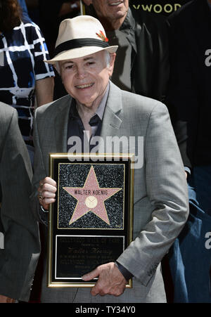 Attore Walter Koenig detiene una placca di replica durante una cerimonia di inaugurazione in onore di lui con la 2,479th della stella sulla Hollywood Walk of Fame a Los Angeles il 10 settembre 2012. Koenig è l'ultimo membro della Star Trek show televisivo per ricevere una stella. UPI/Jim Ruymen Foto Stock