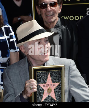 Attore Walter Koenig detiene una placca di replica durante una cerimonia di inaugurazione in onore di lui con la 2,479th della stella sulla Hollywood Walk of Fame a Los Angeles il 10 settembre 2012. Koenig è l'ultimo membro della Star Trek show televisivo per ricevere una stella. Cerca sulla parte posteriore è attore Leonard Nimoy. UPI/Jim Ruymen Foto Stock