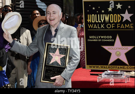 Attore Walter Koenig detiene una placca di replica durante una cerimonia di inaugurazione in onore di lui con la 2,479th della stella sulla Hollywood Walk of Fame a Los Angeles il 10 settembre 2012. Koenig è l'ultimo membro della Star Trek show televisivo per ricevere una stella. UPI/Jim Ruymen Foto Stock