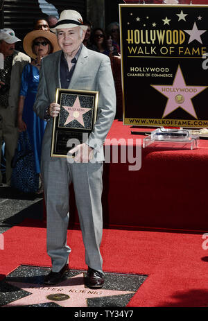 Attore Walter Koenig detiene una placca di replica durante una cerimonia di inaugurazione in onore di lui con la 2,479th della stella sulla Hollywood Walk of Fame a Los Angeles il 10 settembre 2012. Koenig, che ritraeva il carattere russo "Chekov', è l'ultimo membro della Star Trek show televisivo per ricevere una stella. UPI/Jim Ruymen Foto Stock