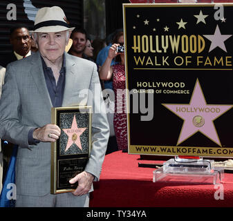 Attore Walter Koenig detiene una placca di replica durante una cerimonia di inaugurazione in onore di lui con la 2,479th della stella sulla Hollywood Walk of Fame a Los Angeles il 10 settembre 2012. Koenig, che ritraeva il carattere russo "Chekov', è l'ultimo membro della Star Trek show televisivo per ricevere una stella. UPI/Jim Ruymen Foto Stock