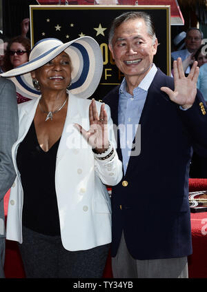 Attori Nichelle Nichols (L) e George Takei pongono, durante una cerimonia di inaugurazione in onore di Walter Koenig con il 2,479th della stella sulla Hollywood Walk of Fame a Los Angeles il 10 settembre 2012. Koenig, che ritraeva il carattere russo "Chekov', è l'ultimo membro della Star Trek show televisivo per ricevere una stella. UPI/Jim Ruymen Foto Stock