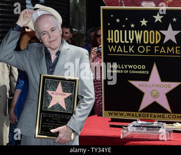 Attore Walter Koenig detiene una placca di replica durante una cerimonia di inaugurazione in onore di lui con la 2,479th della stella sulla Hollywood Walk of Fame a Los Angeles il 10 settembre 2012. Koenig, che ritraeva il carattere russo "Chekov', è l'ultimo membro della Star Trek show televisivo per ricevere una stella. UPI/Jim Ruymen Foto Stock