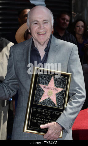 Attore Walter Koenig detiene una placca di replica durante una cerimonia di inaugurazione in onore di lui con la 2,479th della stella sulla Hollywood Walk of Fame a Los Angeles il 10 settembre 2012. Koenig, che ritraeva il carattere russo "Chekov', è l'ultimo membro della Star Trek show televisivo per ricevere una stella. UPI/Jim Ruymen Foto Stock