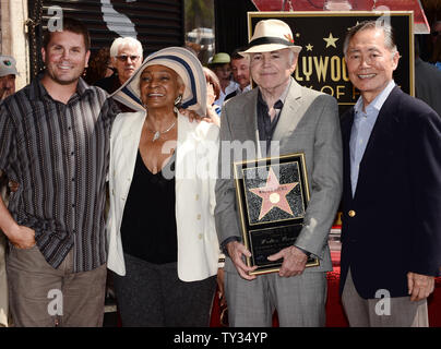 Attore Walter Koenig detiene una placca di replica come egli si pone con asta di Roddenberry, Nichelle Nichols (Koenig) e George Takei (L-R), durante una cerimonia di inaugurazione in onore di lui con la 2,479th della stella sulla Hollywood Walk of Fame a Los Angeles il 10 settembre 2012. Koenig, che ritraeva il carattere russo "Chekov', è l'ultimo membro della Star Trek show televisivo per ricevere una stella. UPI/Jim Ruymen Foto Stock