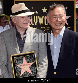 Attore Walter Koenig (L) detiene una placca di replica come egli si pone con l'attore George Takei durante una cerimonia di inaugurazione in onore di lui con la 2,479th della stella sulla Hollywood Walk of Fame a Los Angeles il 10 settembre 2012. Koenig è l'ultimo membro della Star Trek show televisivo per ricevere una stella. Cerca sulla parte posteriore è attore Leonard Nimoy. UPI/Jim Ruymen Foto Stock