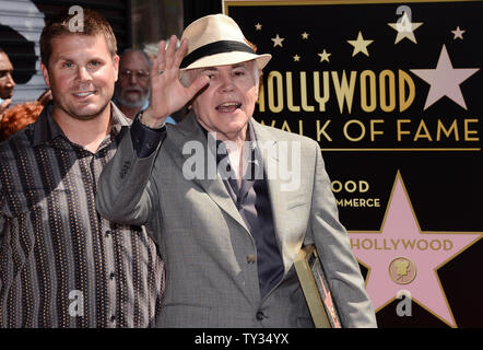 Attore Walter Koenig detiene una placca di replica come egli si pone con asta di Roddenberry (L) durante una cerimonia di inaugurazione in onore di lui con la 2,479th della stella sulla Hollywood Walk of Fame a Los Angeles il 10 settembre 2012. Koenig, che ritraeva il carattere russo "Chekov', è l'ultimo membro della Star Trek show televisivo per ricevere una stella. UPI/Jim Ruymen Foto Stock