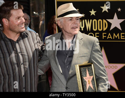 Attore Walter Koenig detiene una placca di replica come egli si pone con asta di Roddenberry (L) durante una cerimonia di inaugurazione in onore di lui con la 2,479th della stella sulla Hollywood Walk of Fame a Los Angeles il 10 settembre 2012. Koenig, che ritraeva il carattere russo "Chekov', è l'ultimo membro della Star Trek show televisivo per ricevere una stella. UPI/Jim Ruymen Foto Stock