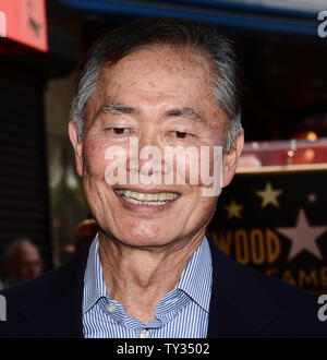 Attore George Takei assiste ad una cerimonia di inaugurazione in onore di attore Walter Koenig con il 2,479th della stella sulla Hollywood Walk of Fame a Los Angeles il 10 settembre 2012. Koenig, che ritraeva il carattere russo "Chekov', è l'ultimo membro della Star Trek show televisivo per ricevere una stella. UPI/Jim Ruymen Foto Stock