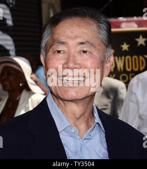 Attore George Takei assiste ad una cerimonia di inaugurazione in onore di attore Walter Koenig con il 2,479th della stella sulla Hollywood Walk of Fame a Los Angeles il 10 settembre 2012. Koenig, che ritraeva il carattere russo "Chekov', è l'ultimo membro della Star Trek show televisivo per ricevere una stella. UPI/Jim Ruymen Foto Stock