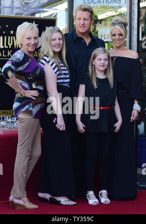 Rascal Flatts membro della band Gary LeVox pone con sua moglie Tara Vernon (R) e le loro figlie Brittany (2nd-L) e Brooklyn e sua madre Judi Harmon (L), durante una cerimonia di inaugurazione di onorare il gruppo con la 2,480th della stella sulla Hollywood Walk of Fame a Los Angeles il 17 settembre 2012. UPI/Jim Ruymen Foto Stock