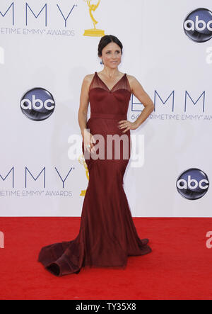 L'attrice Julia Louis-Dreyfus arriva per il 64esimo Primetime Emmy presso il Nokia Theatre di Los Angeles il 23 settembre 2012. UPI/Danny Moloshok Foto Stock