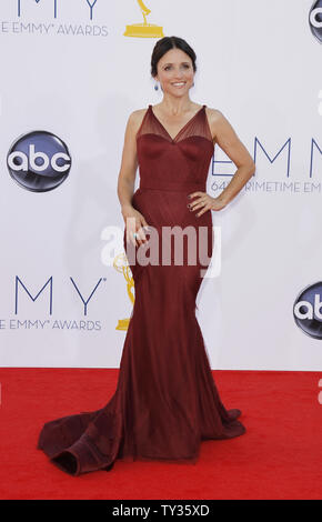 L'attrice Julia Louis-Dreyfus arriva per il 64esimo Primetime Emmy presso il Nokia Theatre di Los Angeles il 23 settembre 2012. UPI/Danny Moloshok Foto Stock