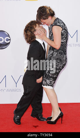 Attore Peter Dinklage e moglie Erica Schmidt arrivano al sessantaquattresimo Primetime Emmy Awards presso il Nokia Theatre di Los Angeles il 23 settembre 2012. UPI/Danny Moloshok Foto Stock