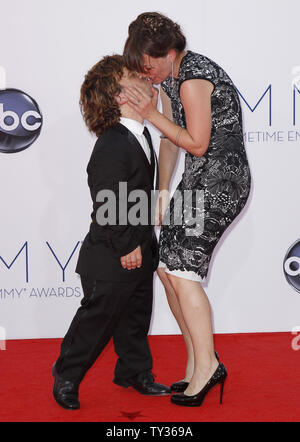 Attore Peter Dinklage e moglie Erica Schmidt arrivano al sessantaquattresimo Primetime Emmy Awards presso il Nokia Theatre di Los Angeles il 23 settembre 2012. UPI/Danny Moloshok Foto Stock