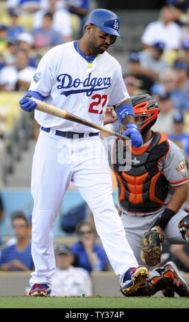 Los Angeles Dodgers center fielder Matt Kemp (27) colpisce nella quinta inning contro i San Francisco Giants al Dodger Stadium di Los Angeles, la California il 3 ottobre 2012. UPI/Lori Shepler. Foto Stock