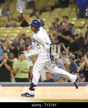 Los Angeles Dodgers primo baseman Juan Rivera (21) colpisce un due run home run nell'ottavo inning contro i San Francisco Giants al Dodger Stadium di Los Angeles, la California il 3 ottobre 2012. UPI/Lori Shepler. Foto Stock