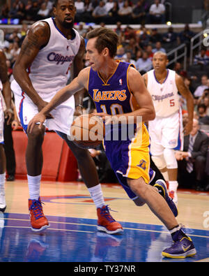 Los Angeles Lakers' guard Steve Nash rigidi attorno a Los Angeles Clippers' DeAndre Jordan durante la prima metà azione a Los Angeles il 24 ottobre 2012. La Clippers battere i Lakers 97-91. UPI/Jon SooHoo Foto Stock